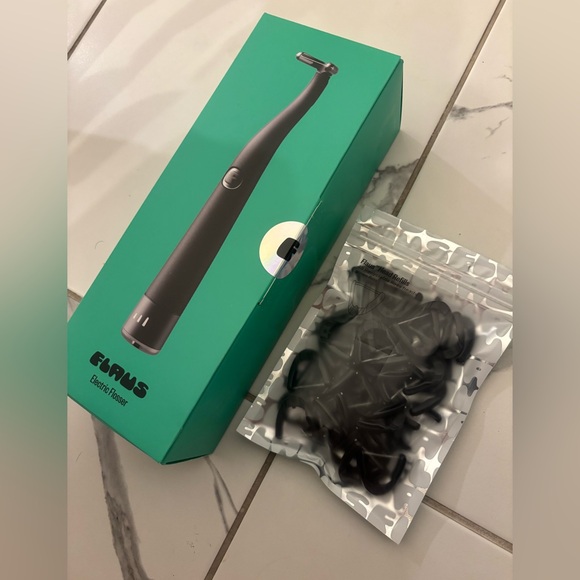 Flaus Electric Flosser Starter Kit + 90 brush head refills Black NEW SEALED NIB - Picture 2 of 8